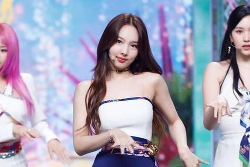 Tại sao style mùa Hè của TWICE tuy đẹp nhưng vẫn bị yêu cầu chỉnh sửa chi tiết này?