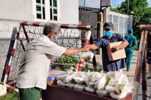 Những bữa cơm ấm lòng tặng người khó khăn trong dịch ở TP.HCM