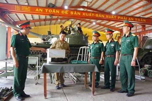 Làm chủ bảo đảm kỹ thuật xe tăng, thiết giáp