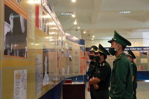 Khai mạc triển lãm chuyên đề 'Người đi tìm hình của nước'