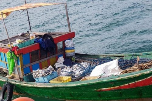 Đi bắt ốc, sò bất ngờ phát hiện ra kho báu