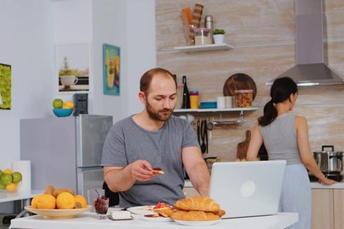 Để chồng khỏi trăng hoa, vợ lén trộn 'độc dược' vào cơm
