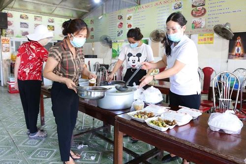 Giáo viên vào vai đầu bếp ủng hộ tuyến đầu chống dịch