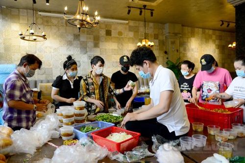 TP. HCM: Chủ nhà hàng nấu 2.000 suất ăn tiếp tế các khu phong tỏa