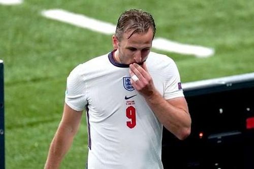 Harry Kane kém cỏi chưa từng thấy, cúi gầm mặt khi bị thay ra sớm
