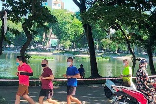 Công viên quây rào, người dân Hà Nội xuống đường chạy bộ