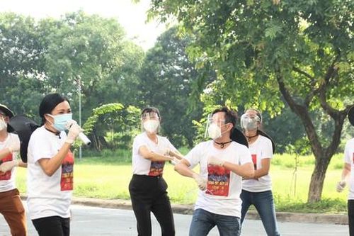 Hoàng Bách, Phương Thanh, Quốc Đại... hát tặng tuyến đầu chống dịch với 'loa kẹo kéo'