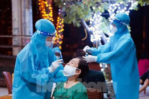 Cận cảnh nhân viên y tế trắng đêm xét nghiệm cho nửa triệu dân thành phố Vinh