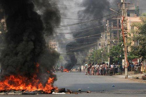 Hiện trường vụ nổ kép rung chuyển thành phố lớn nhất Myanmar