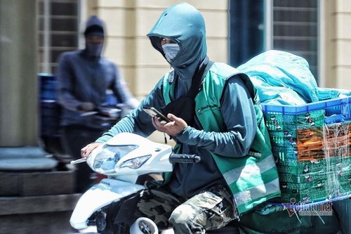 Cực nhọc mưu sinh giữa nắng bỏng rát ở Hà Nội