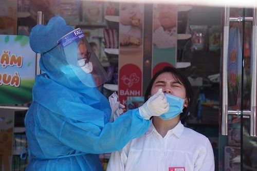 Nhân viên y tế Đà Nẵng đội nắng 40 độ đến từng nhà xét nghiệm