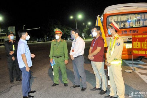Bàn giao xe buýt làm chốt phòng chống dịch tại TP.Vinh