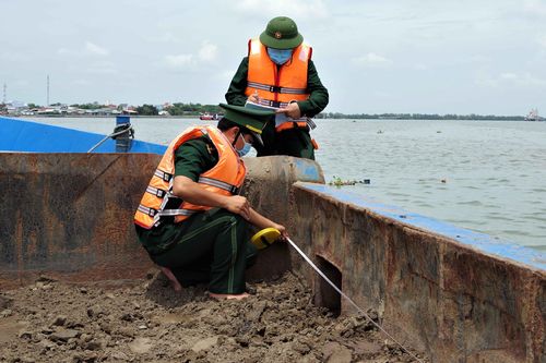 Bắt giữ gần 1.000 m3 cát vận chuyển trái phép trên sông Soài Rạp