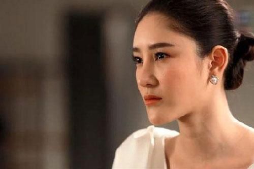 Vợ cũ của chồng dẫn con đến chơi nhưng cứ nhìn chằm chằm vào chiếc nhẫn trên tay tôi rồi tiết lộ bí mật sốc óc