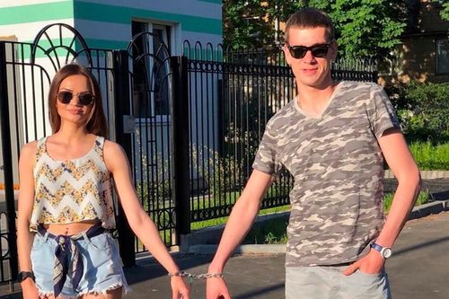 Cặp đôi tan vỡ sau 123 ngày khóa xích vào nhau: 'Cuối cùng tôi cũng được tự do'
