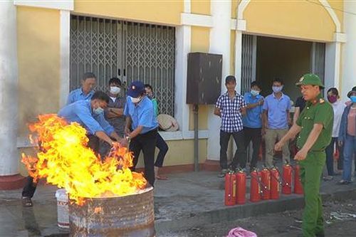 Huấn luyện nghiệp vụ PCCC cho cán bộ ban quản lý chợ và tiểu thương