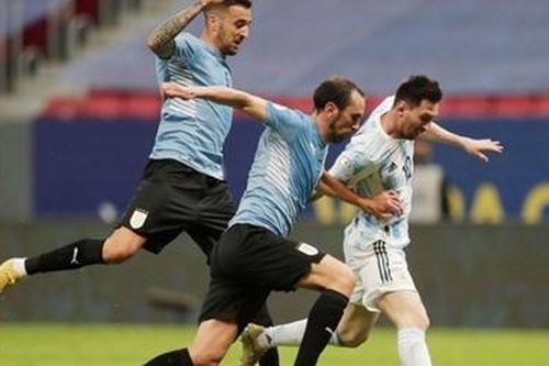 Messi giúp Argentina đặt một chân vào tứ kết Copa Armerica