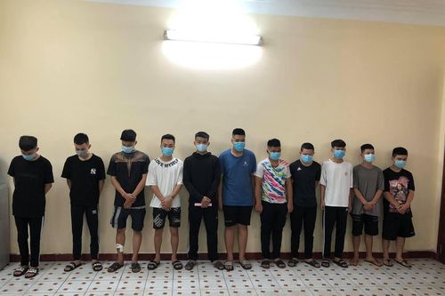 Xử phạt nhóm thanh thiếu niên ném gạch đá vào vọng gác của cảnh sát