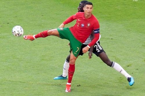 Ronaldo bị cho là 'kẻ ngốc' với hành động coi thường đối thủ