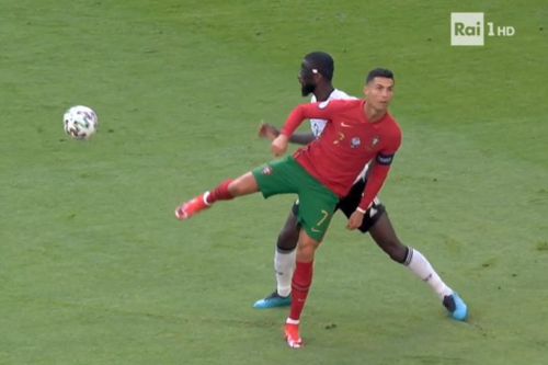 Ronaldo đánh gót chuyền bóng không cần nhìn