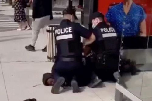 Video cảnh sát ghì đầu gối lên cổ cậu bé da đen gây phẫn nộ ở Canada
