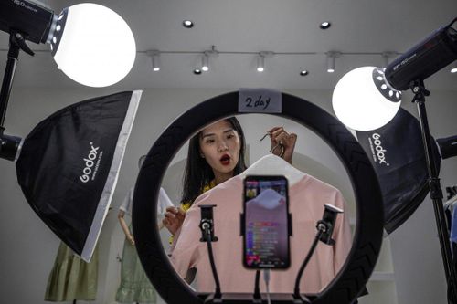 Giới trẻ Trung Quốc đổ xô làm livestreamer vì thu nhập cao