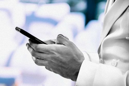 'Bố tôi tìm bạn hẹn hò qua Tinder giữa Covid-19'
