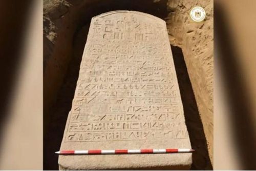 Nông dân Ai Cập phát hiện bia đá bí ẩn 2.600 tuổi của Pharaoh