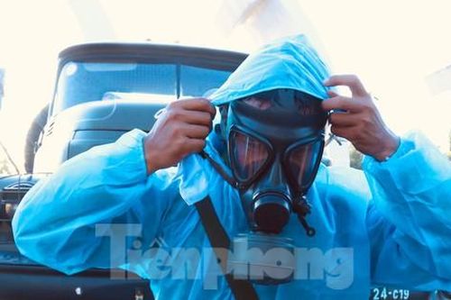 Bộ đội, xe đặc chủng phun 1,5 tấn hóa chất khử khuẩn trên diện rộng ở TP Vinh