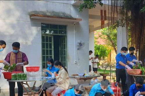 Bạn trẻ trổ tài khéo tay làm món ăn gửi tặng chốt chống dịch và khu cách ly