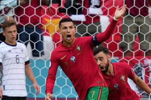 Ronaldo liên tiếp lập kỷ lục, động viên đồng đội sau trận thua 'điên rồ' trước Đức