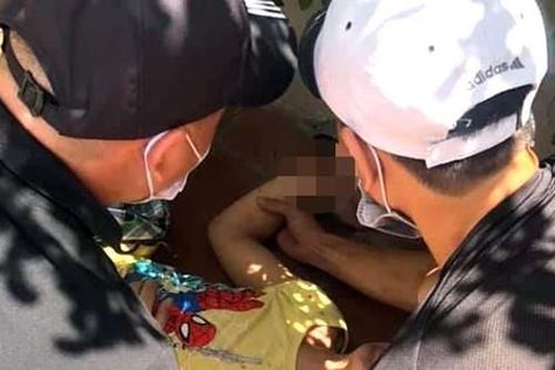 Bé trai rơi từ cửa sổ tầng 5 chung cư ở Hà Nội