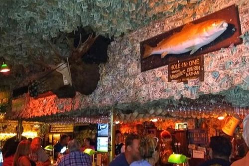 Quán bar hút khách nhờ... dán hơn 46 tỷ đồng trên trần nhà