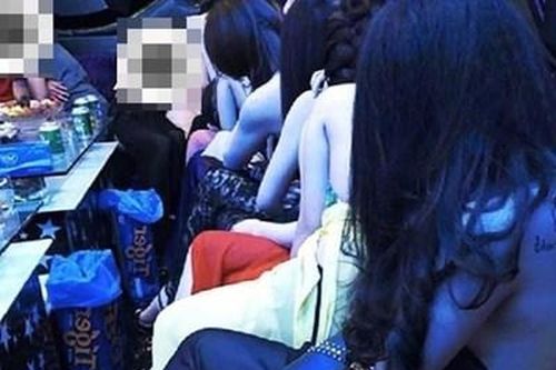 Karaoke Thu Hằng tổ chức cho nhân viên thoát y phục vụ khách giữa mùa dịch