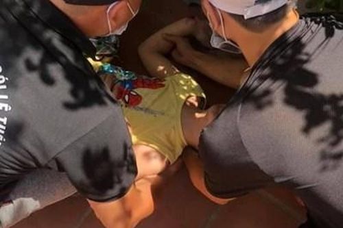 Hà Nội: Bé trai 10 tuổi may mắn thoát chết khi rơi từ tầng 5 chung cư xuống.