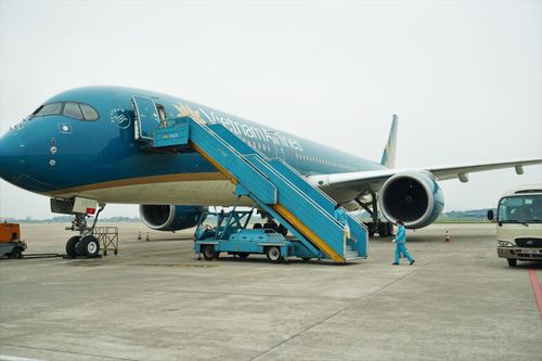 Vietnam Airlines vận chuyển an toàn 500.000 liều vaccine về Hà Nội