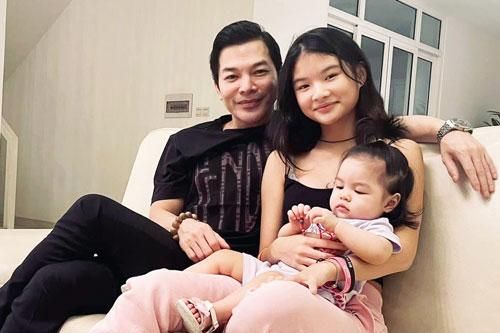 Đúng Ngày của Cha, Trần Bảo Sơn lần đầu tung ảnh con gái lớn và em gái cùng cha khác mẹ, chỉ 1 cử chỉ đã rõ thái độ ái nữ
