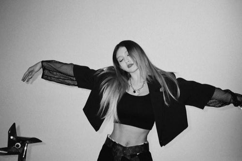 Luyện tập đến mức chấn thương, dấu hiệu cho thấy màn comeback của Somi đang đến gần?