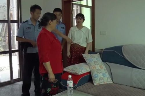 Đang nằm ngủ trưa trên sofa thì thấy lạnh sống lưng, người phụ nữ hoảng sợ ngay lập tức cầu cứu cảnh sát