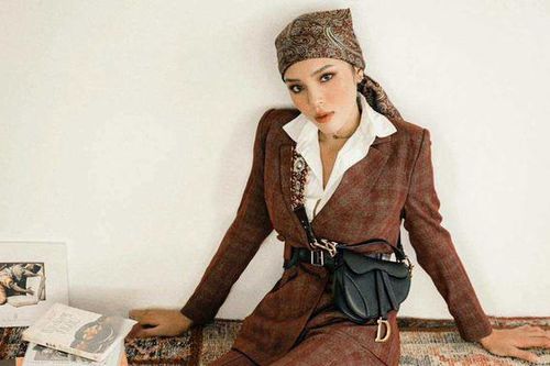 Sao Việt khoe phong cách với khăn turban trùm đầu