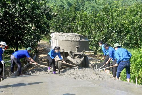 Trên 80 cán bộ, ĐVTN huyện Yên Sơn tham gia hoạt động xây dựng nông thôn mới tại xã Tân Long