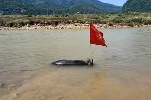 Đi đánh cá, người dân phát hiện quả bom 'khủng' dưới sông