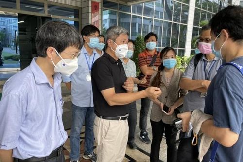 Thứ trưởng Nguyễn Trường Sơn kiểm tra công tác tiêm chủng cho công nhân tại TP.HCM