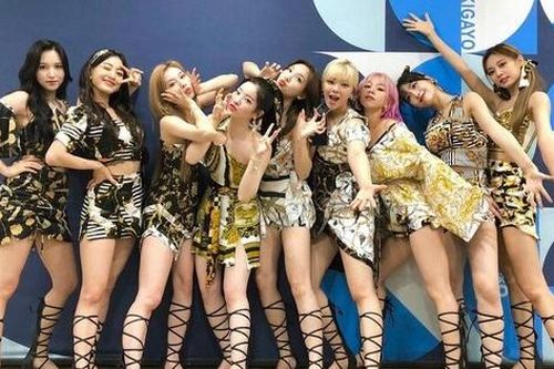Vừa được khen tiến bộ, TWICE lại 'hiện nguyên hình' trong màn encore hát live