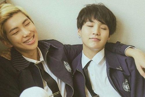 Suga BTS phũ phàng 'bạc tình' khi bị hỏi về áo đôi với RM