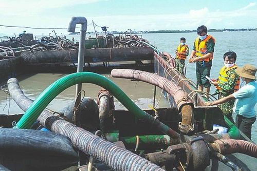 Bắt giữ 3 sà lan vận chuyển cát trái phép trên vùng biển Cần Giờ