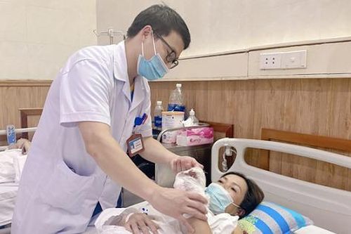 Bất cẩn khi xay giò, người phụ nữ bị dập nát 4 ngón tay
