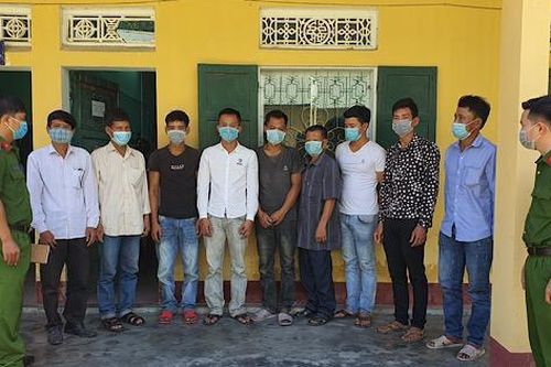 Khởi tố 10 đối tượng khai thác rừng trái phép