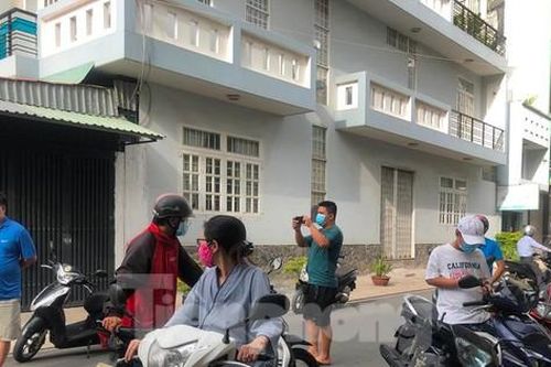 Người dân trong khu phong tỏa: 'Tôi chưa kịp xin công ty cho nghỉ'