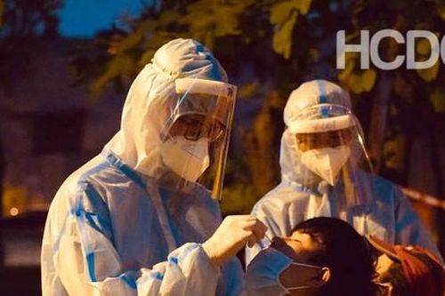 TPHCM: 'Chạy đua' xuyên đêm lấy mẫu xét nghiệm COVID-19 hơn 100.000 dân